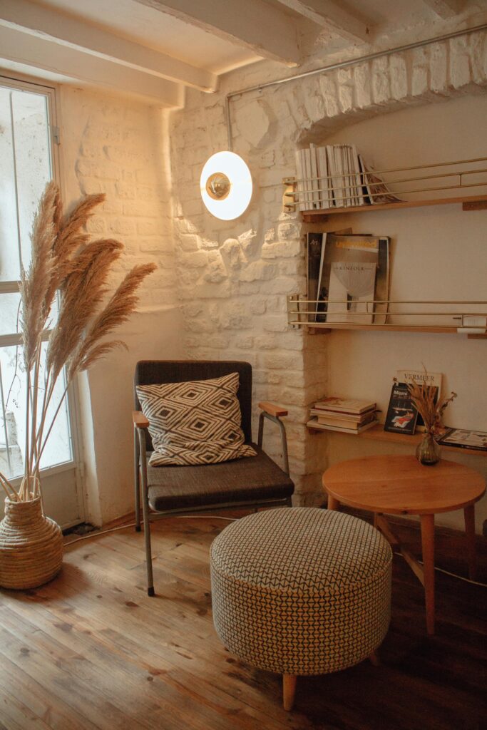 Warm and inviting modern living space with natural decor and a cozy atmosphere.